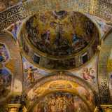 Al centro si apre con grande effetto scenografico la cupola, nella quale Carlo Rosa raffigur� un vero e proprio paradiso celeste su fondo dorato